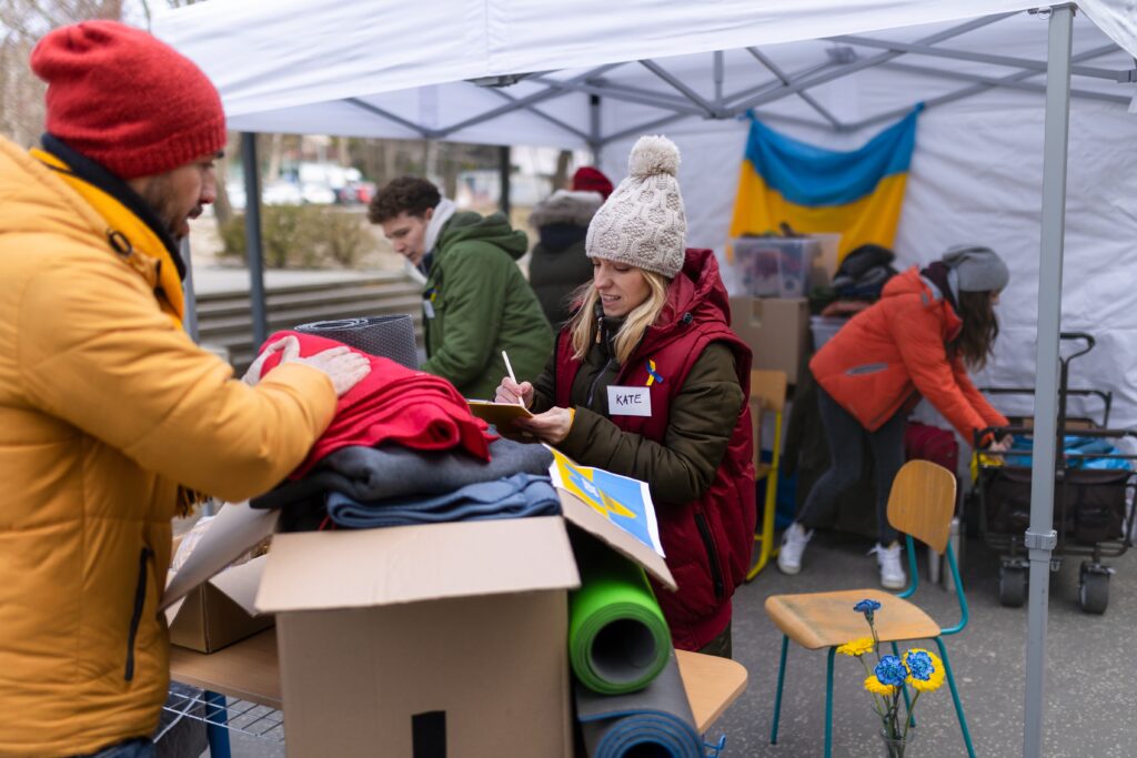 Volunteers,Distributing,Dontaions,To,Refugees,On,The,Ukrainian,Border,,Russian-ukrainian